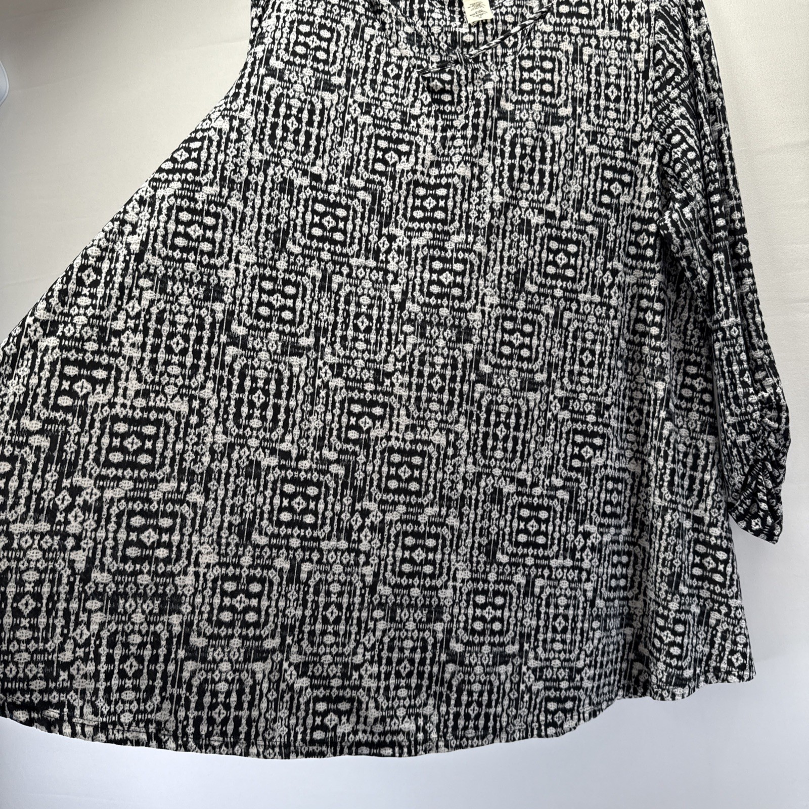 Cocomo Women’s Top Size 1X Black White Ruched 3/4 Sleeves Criss Cross Neckline