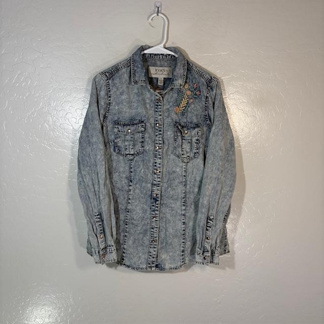 Ryan Michael Shirt Womens Medium Blue Denim Floral Embroidered Western Snap Top