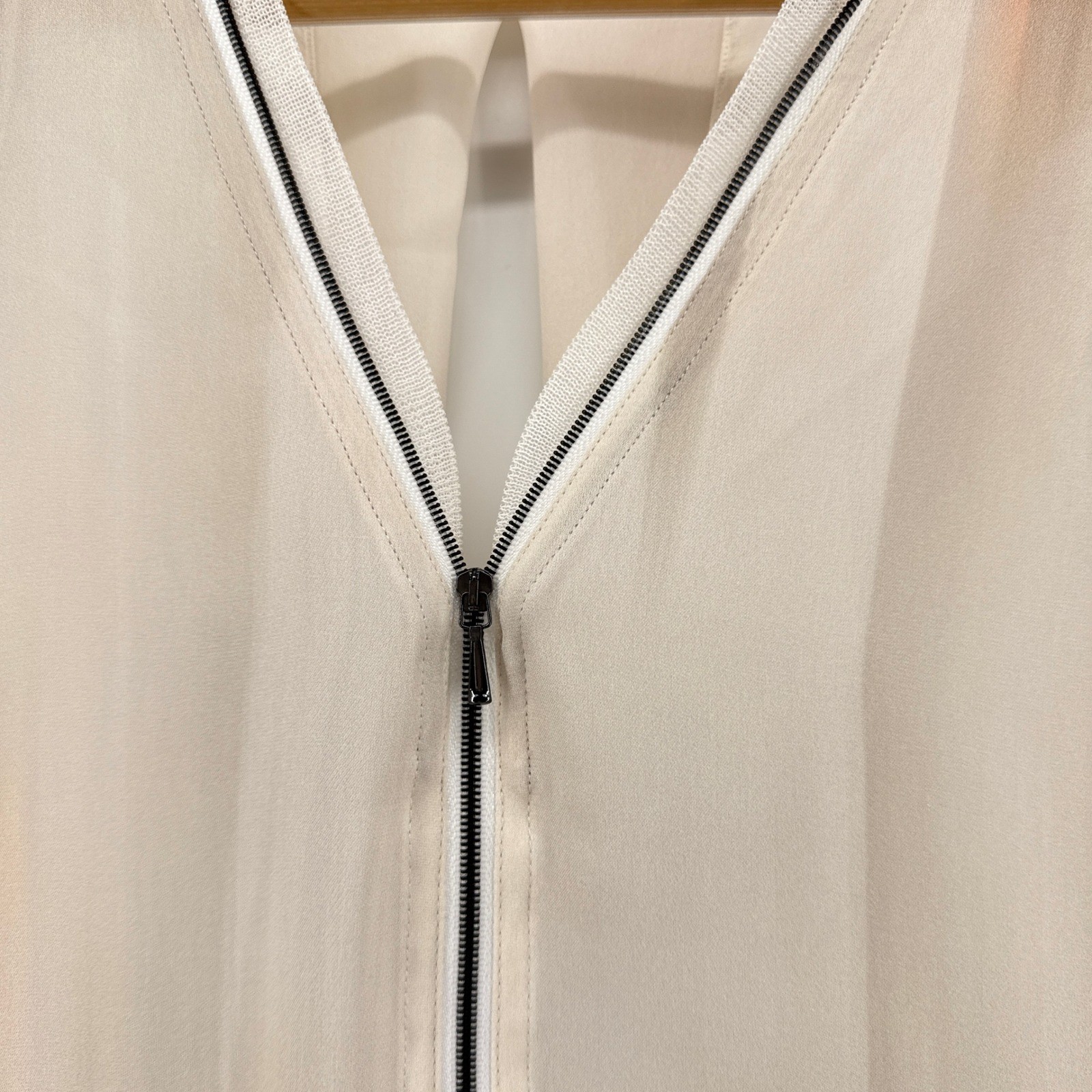 ELIE TAHARI 100% Silk V-Neck Zip Front Blouse Med Beige Watercolor Keyhole Back
