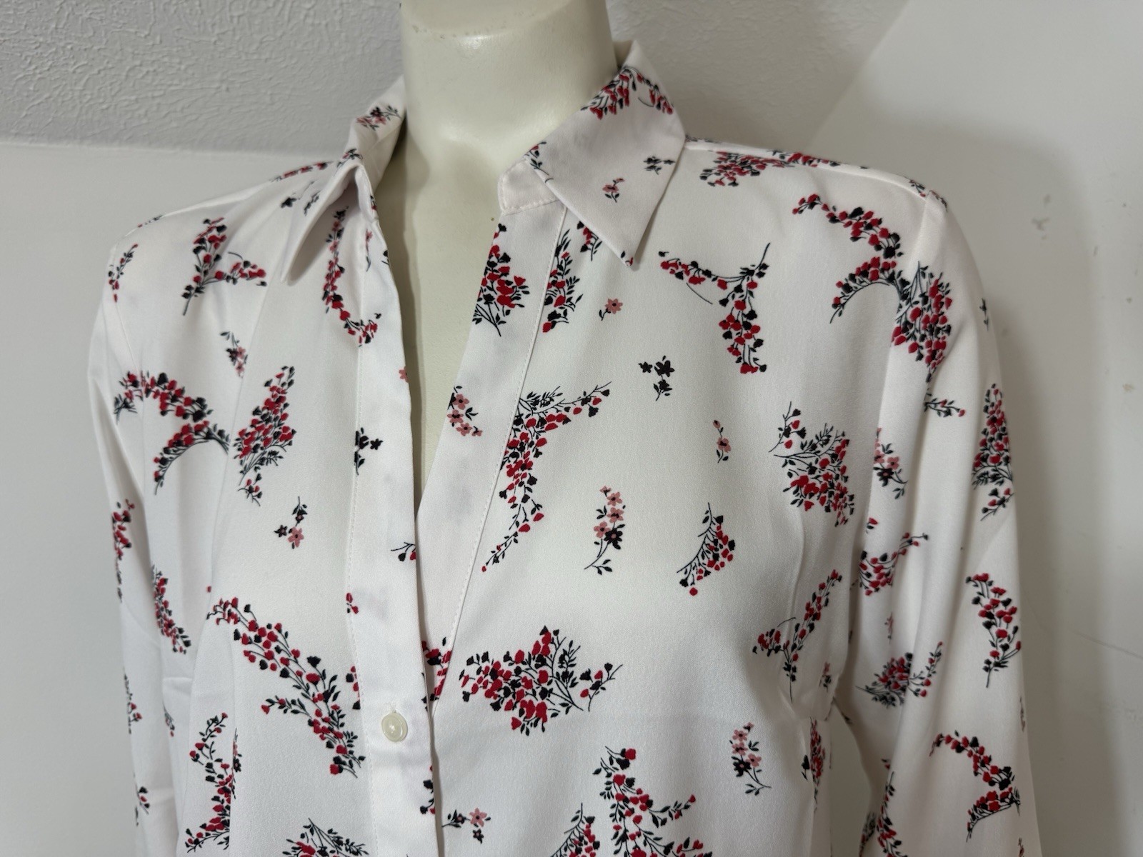 Ann Taylor Womens Medium New Blouse White Red Black Flowers V neck Button Front