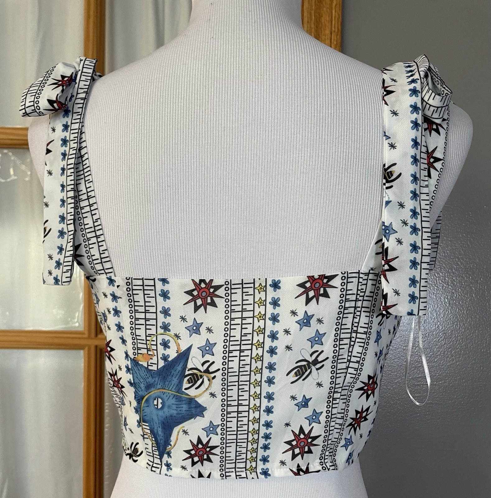 1+ FREE L’Atiste Crop Tank Top Women’s Sz S Flowers Stars Front Buttons Modern