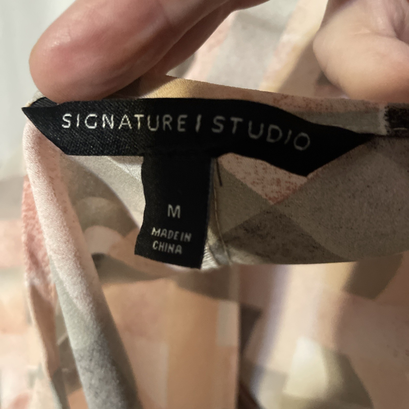 Signature I Studio Women’s Size Medium Blouse Black Peach Pink Geometric Print
