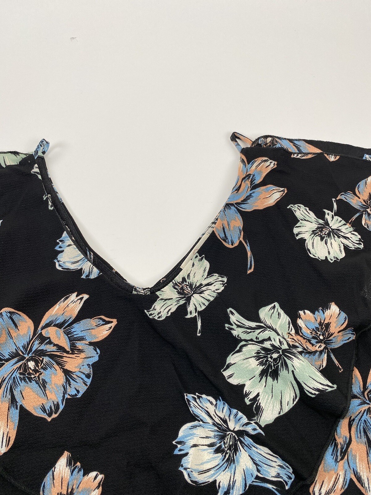 Moon Kiss women’s sleeveless black with flowers top size medium