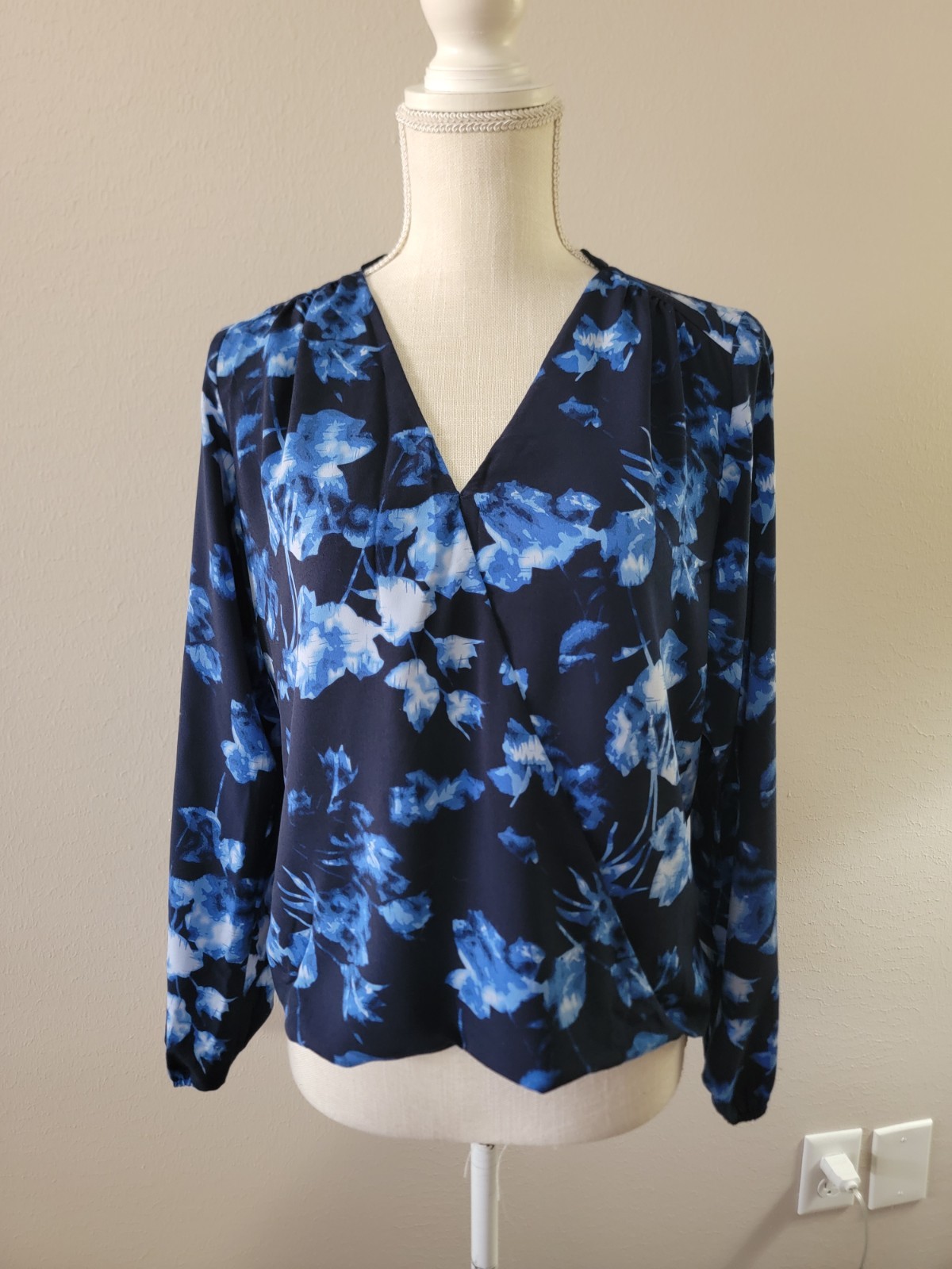 Vince Camuto Floral V Neck Faux Wrap Blouse XS Business Career Top Blue Black