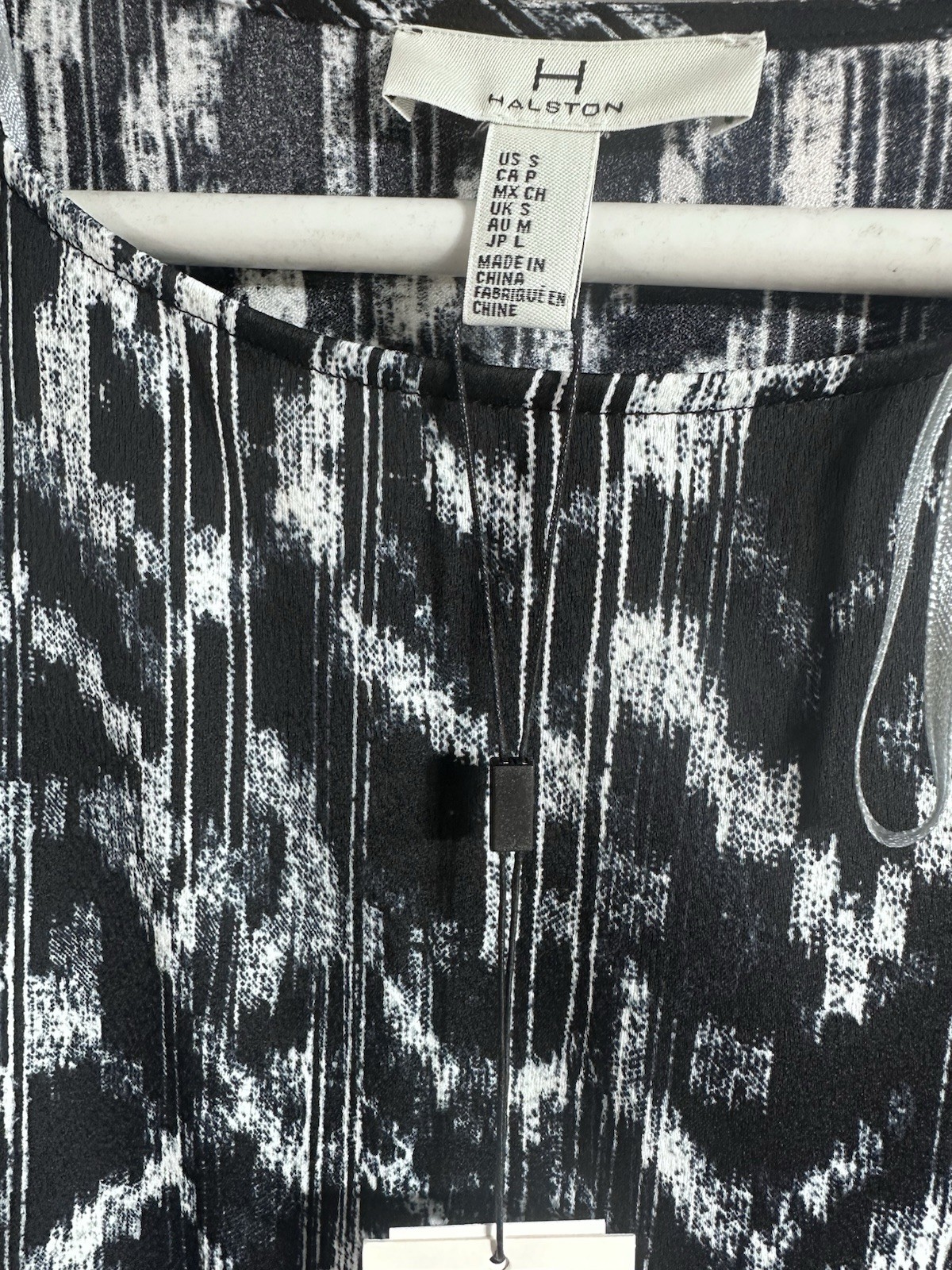 Halston Women’s Black/White Abstract Crepe Tie Blouse Round Neck Size S