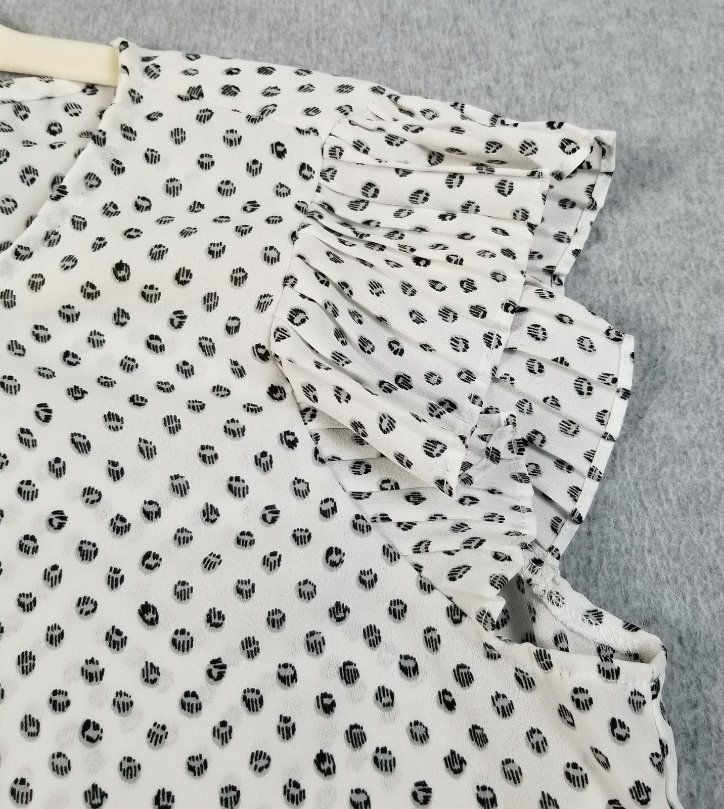 ADRIANNA PAPELL Top Women’s Small White Black Gray Geometric Sheer Short Pleated
