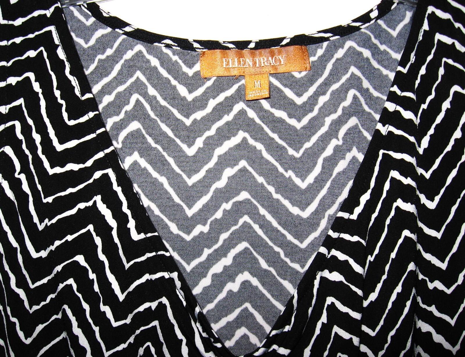 ELLEN TRACY BLACK & WHITE ZIG ZAG PRINT SLEEVELESS TOP – SIZE MEDIUM – EUC