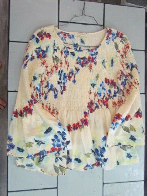 Women’s Blouse Size M/L Peachy Beige with Floral Print Really Pretty Colors