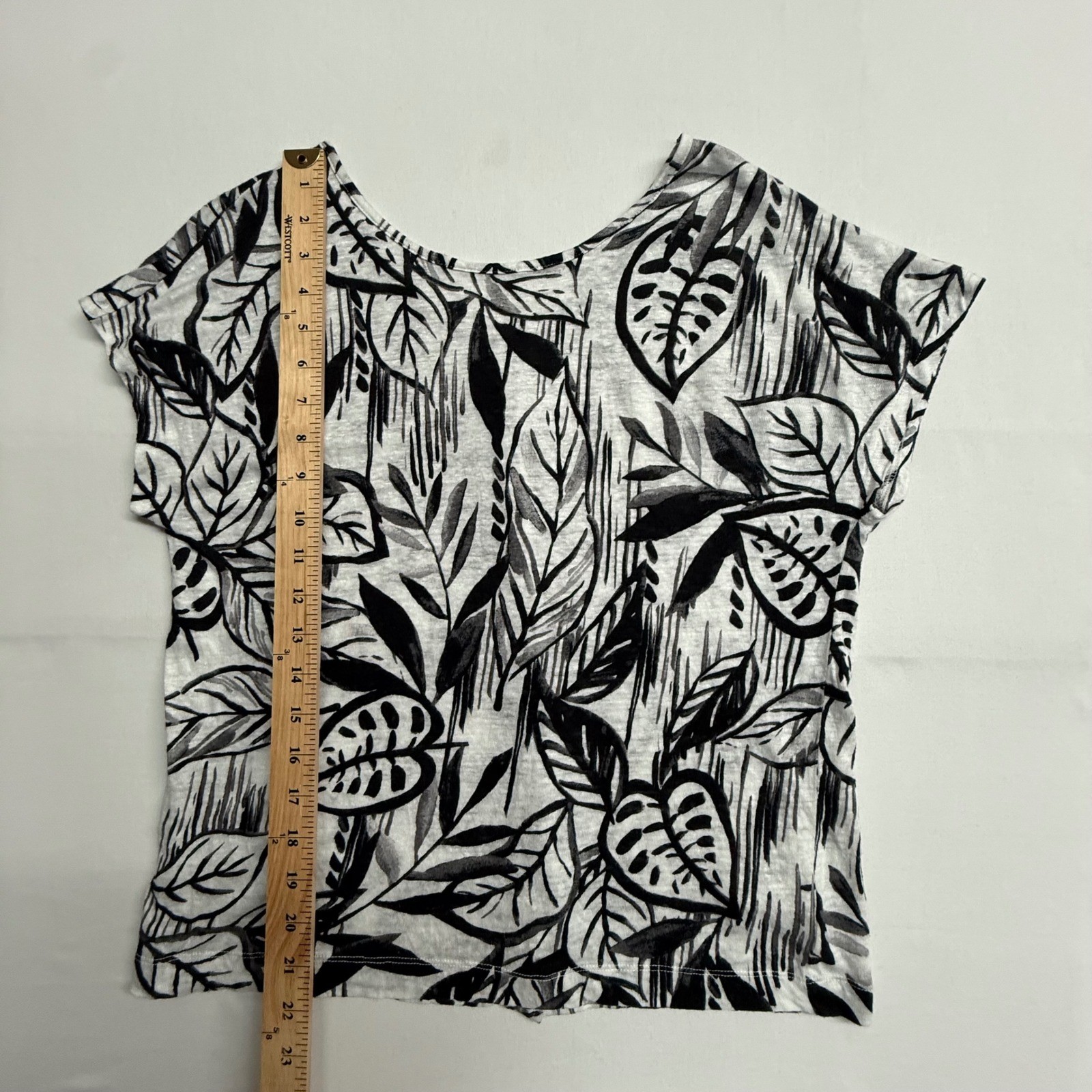 Tahari 100% Linen Top Womens M Black White Tropical Leaf Print Button Back
