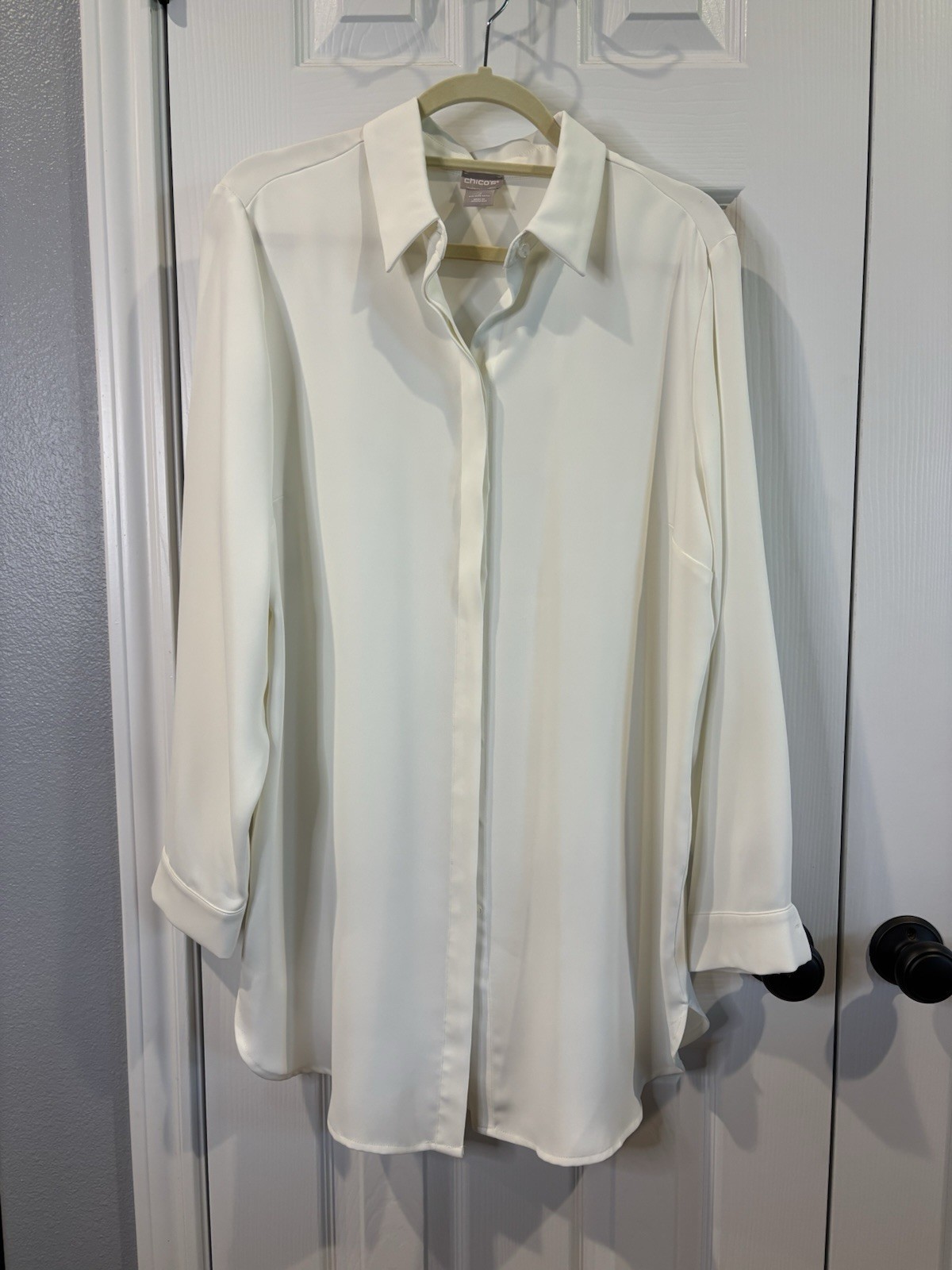 Chico’s 2 Women’s Cream White Button Down W/ Back Darts & Button Detail XL