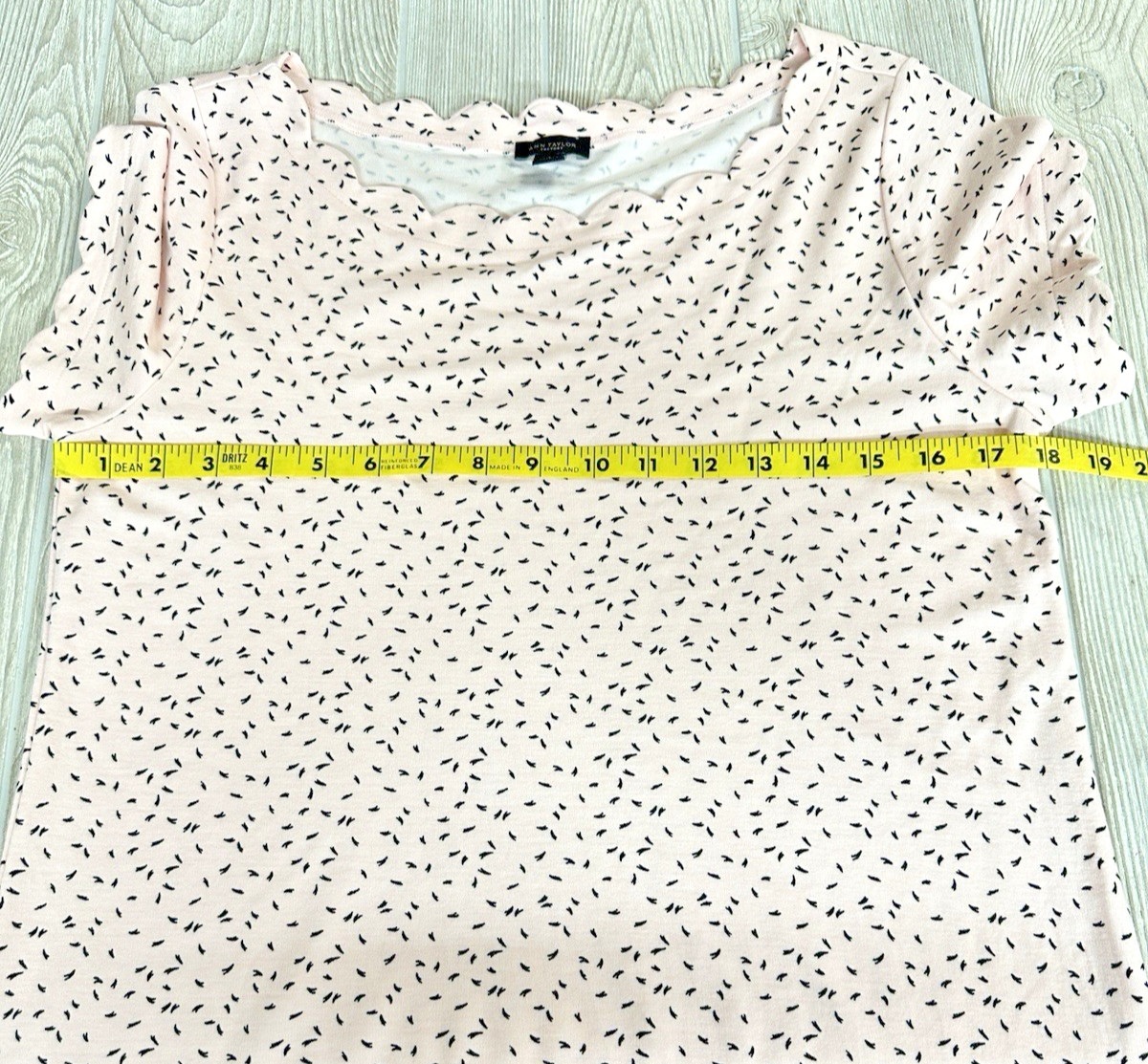 Ann Taylor Pale Pink Women’s Knit Top Size Large Scalloped Collar/Sleeve Stretch