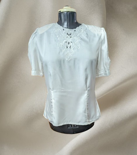 Vntg NICOLA White Embroidered Blouse 8 Satiny Elegant Old Money Back Button 80s