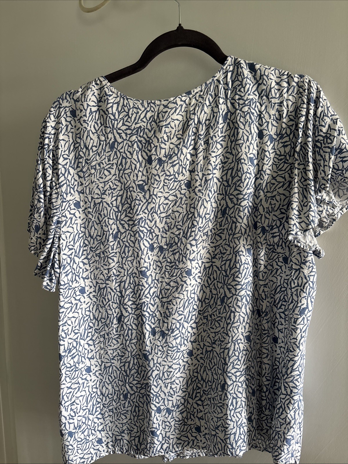 Abound Women’s Blue And White Floral Blouse, Size XL V-Neck (E15)