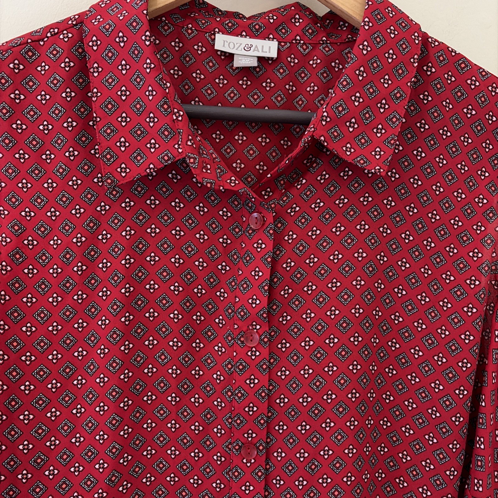 Roz & Ali Women’s Button Front Top Size 2X Red Geometric Sleeveless Lightweight