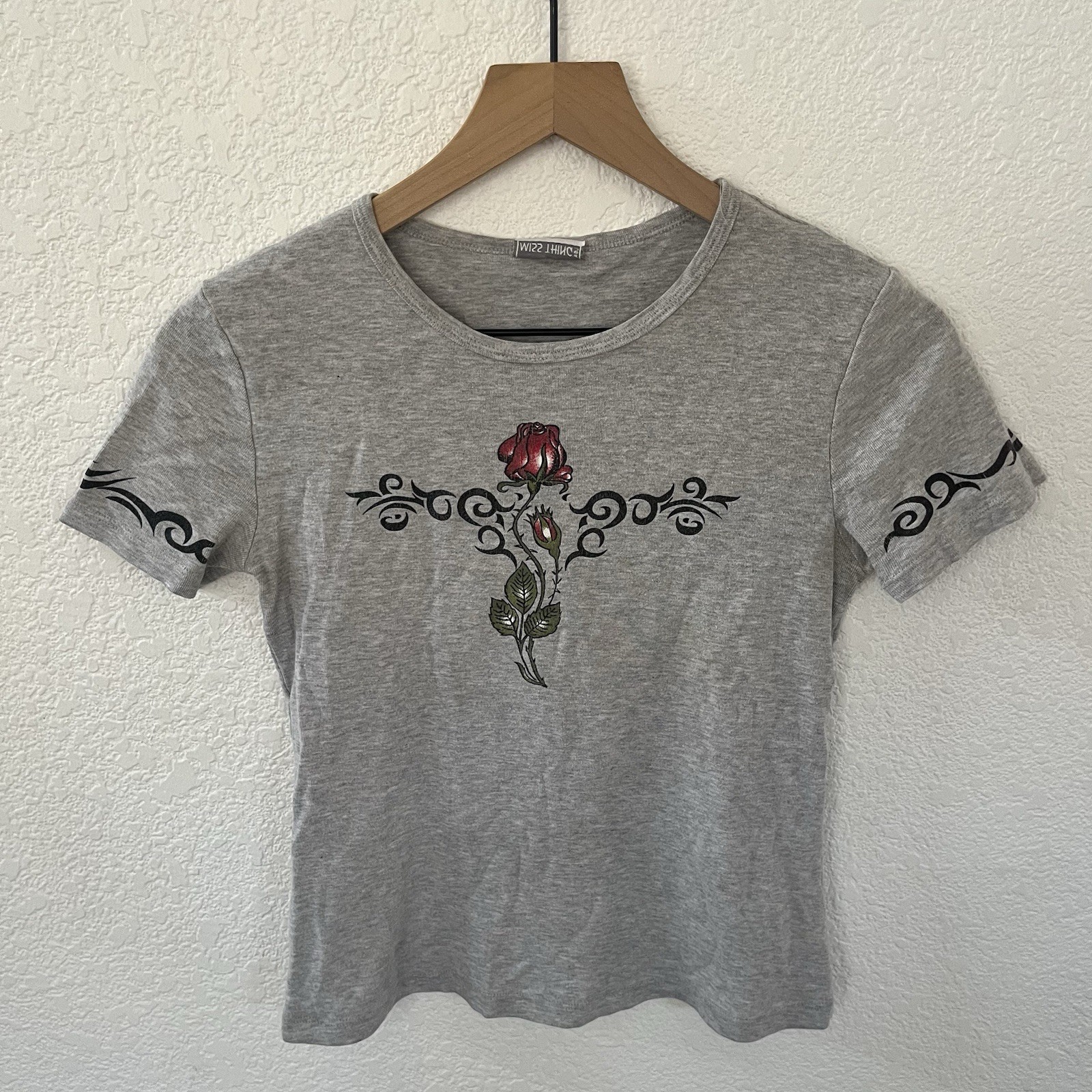 VTG Women’s Miss Thing Central Rose Tribal Baby Tee size Small Gray Tattoo Y2K