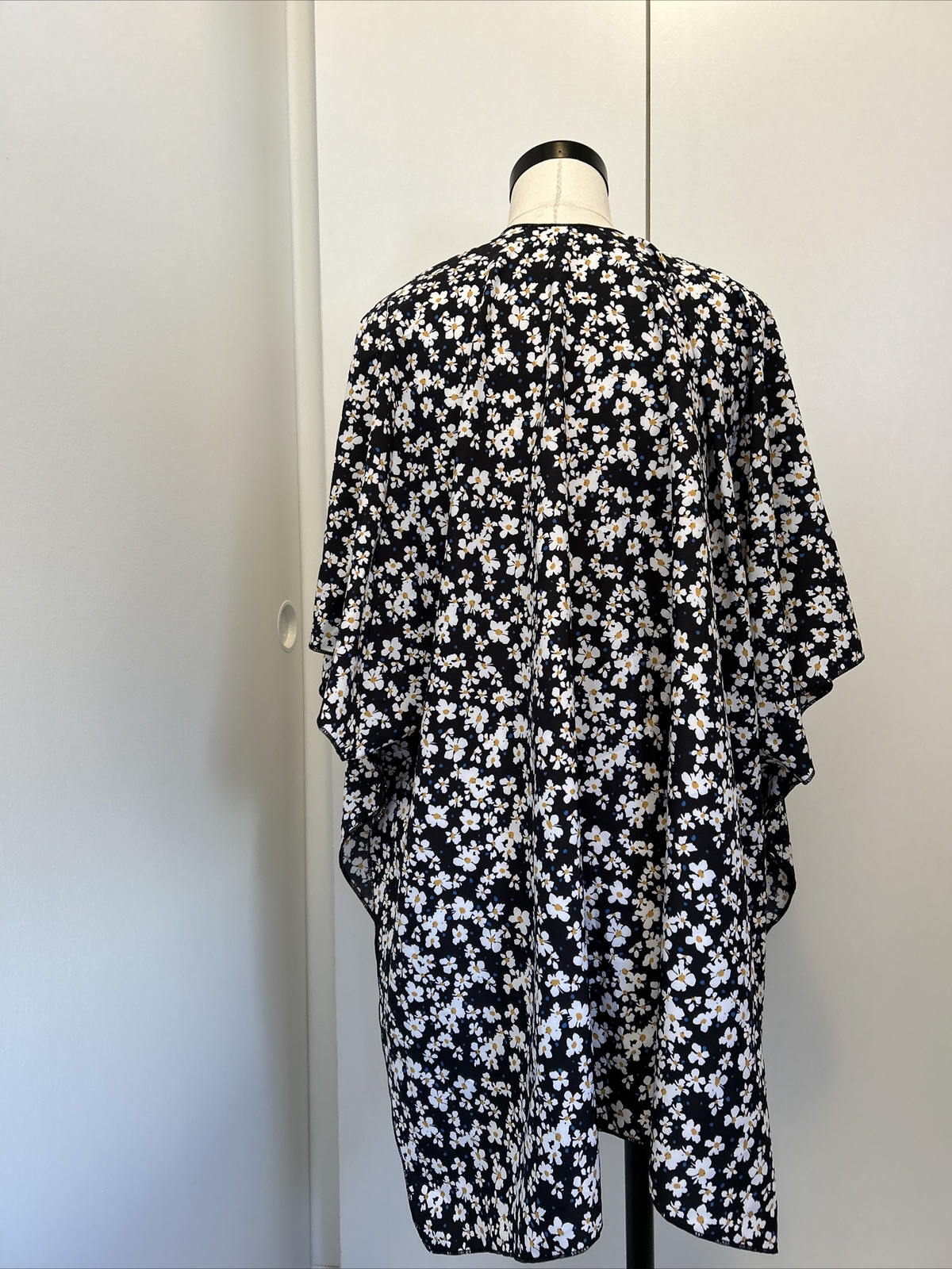 NEW WITH TAGS! Black Daisy Print Kimono