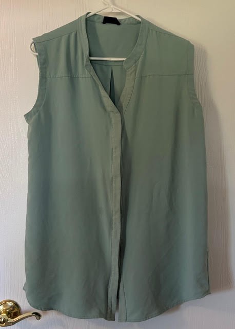Alina Mae Maternity Women’s size LG mint green sleveless top