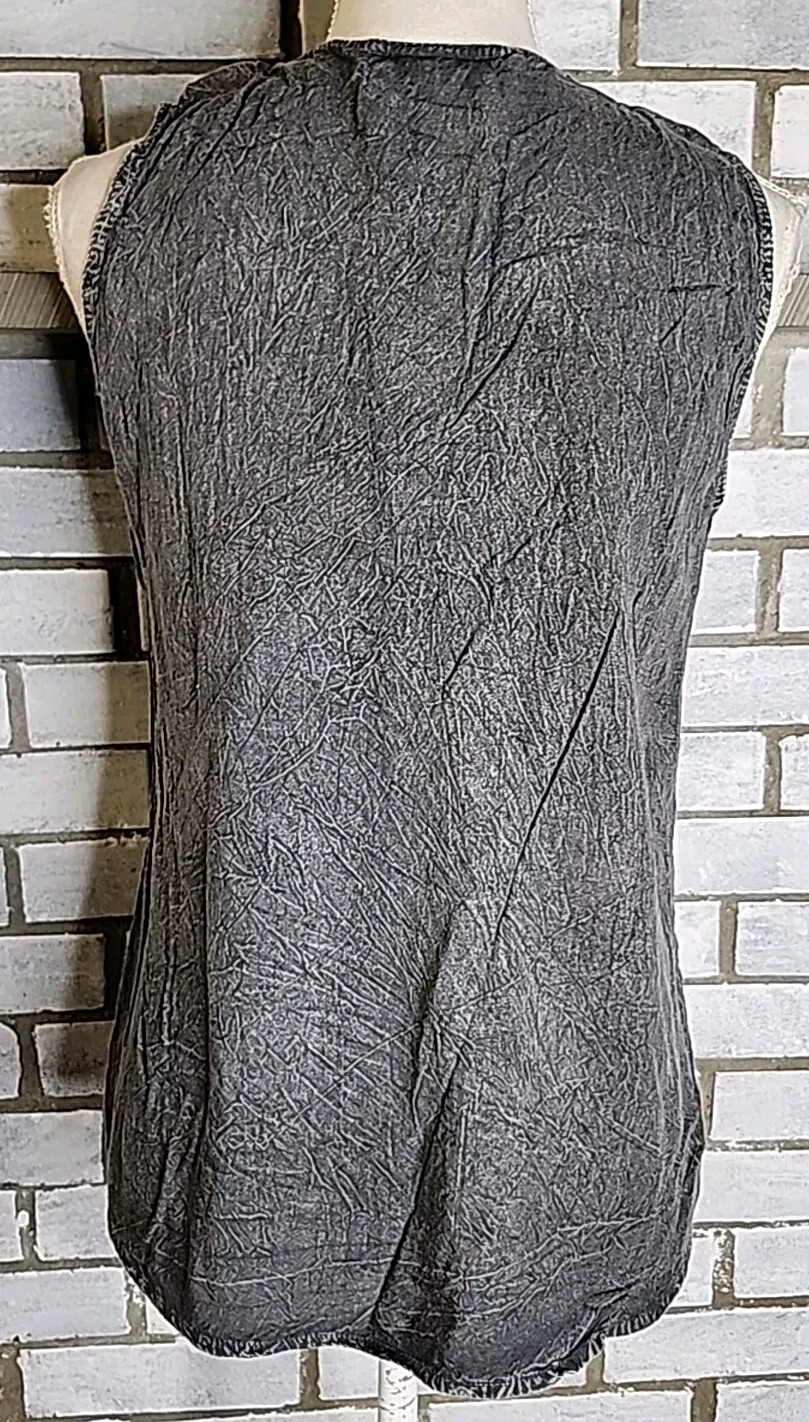 ☆ Cute Options Women’s Sleeveless Embroidered Button Up Blouse Size Large Gray