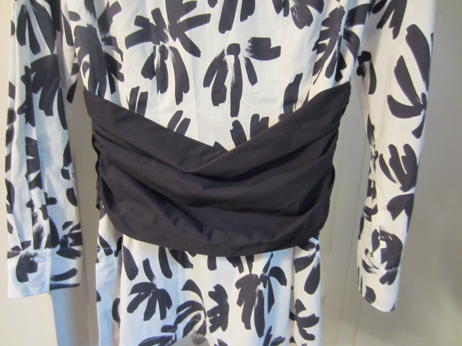 NWT women’s long sleeve shirt with waist sash Finley Size M white/black RET 260