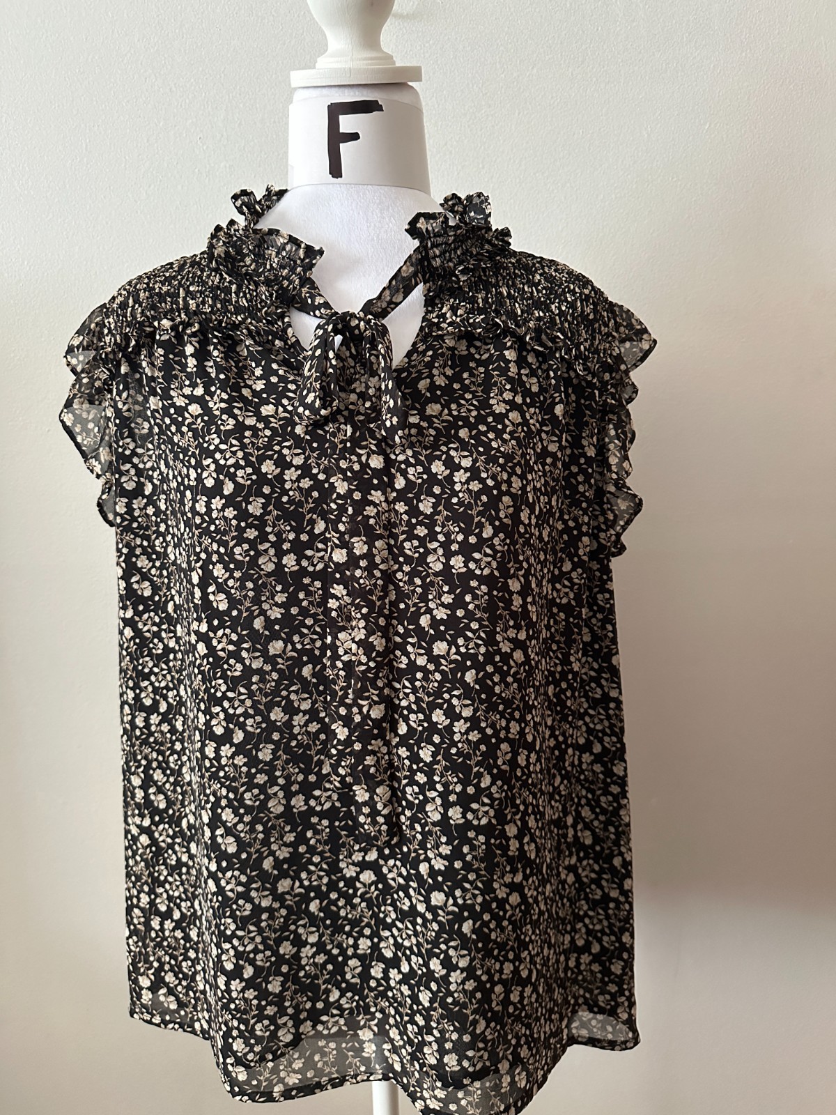 PLEIONE, Black with White/Beige floral print blouse, Smocked/ruffles, size (M)
