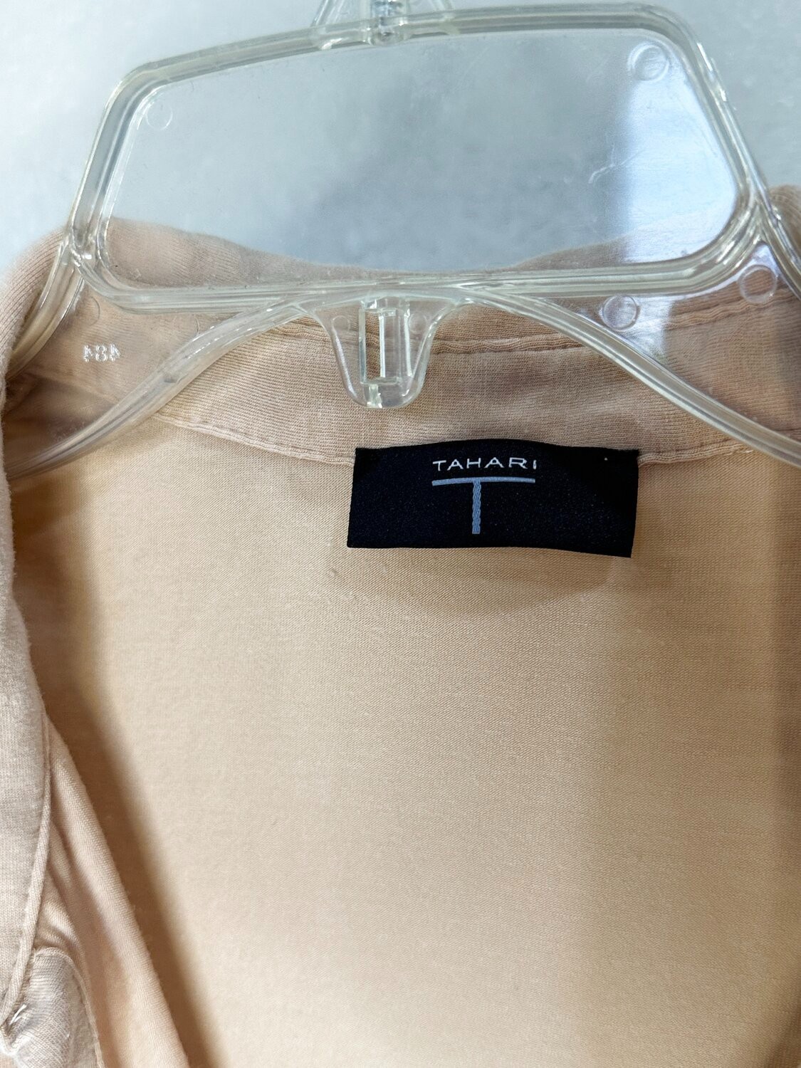 T Tahari Blouse Womens M Beige Short Sleeve Collared Button Up Silky Knit Career