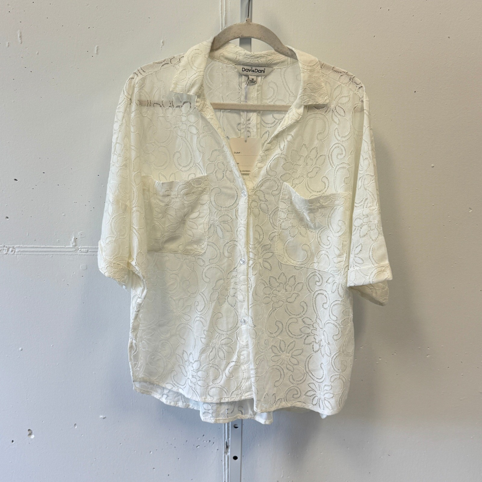 NWT Davi & Dani White Floral Lace Button Front Shirt DT20052A Size Medium