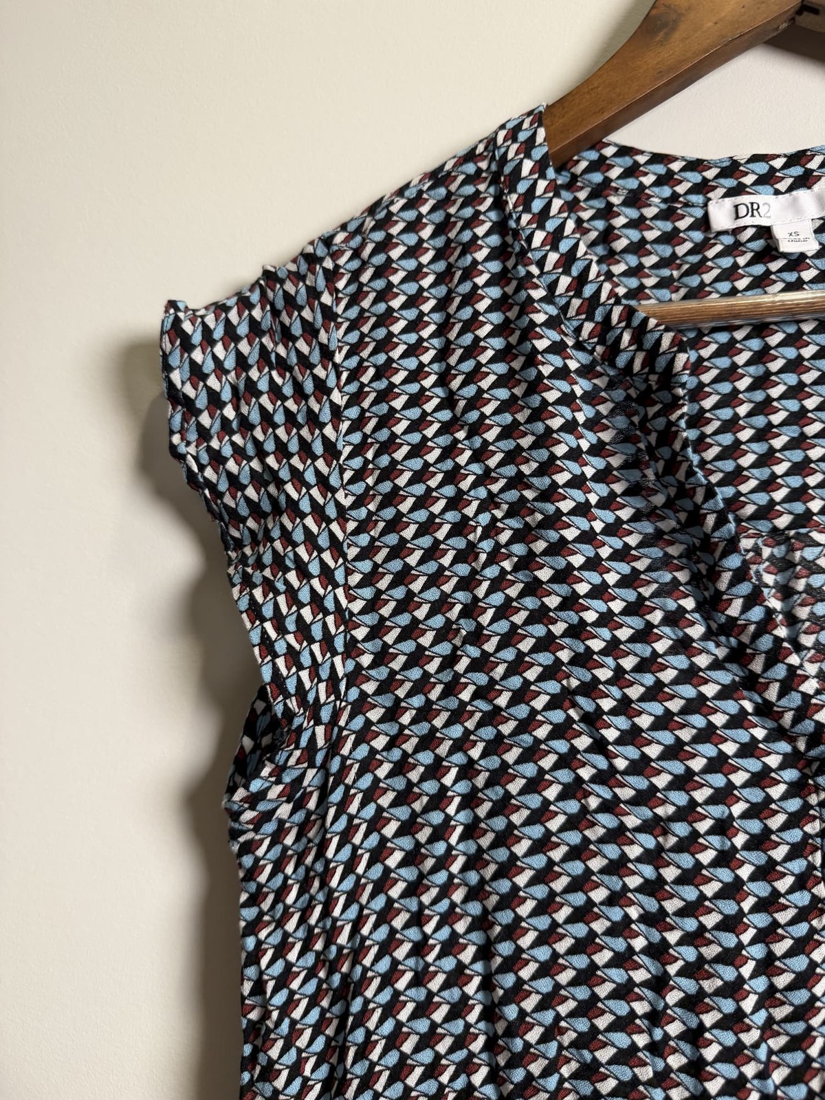 DR2 XS Geometric Print Button-Front Short-Sleeve Blouse with Tie Hem