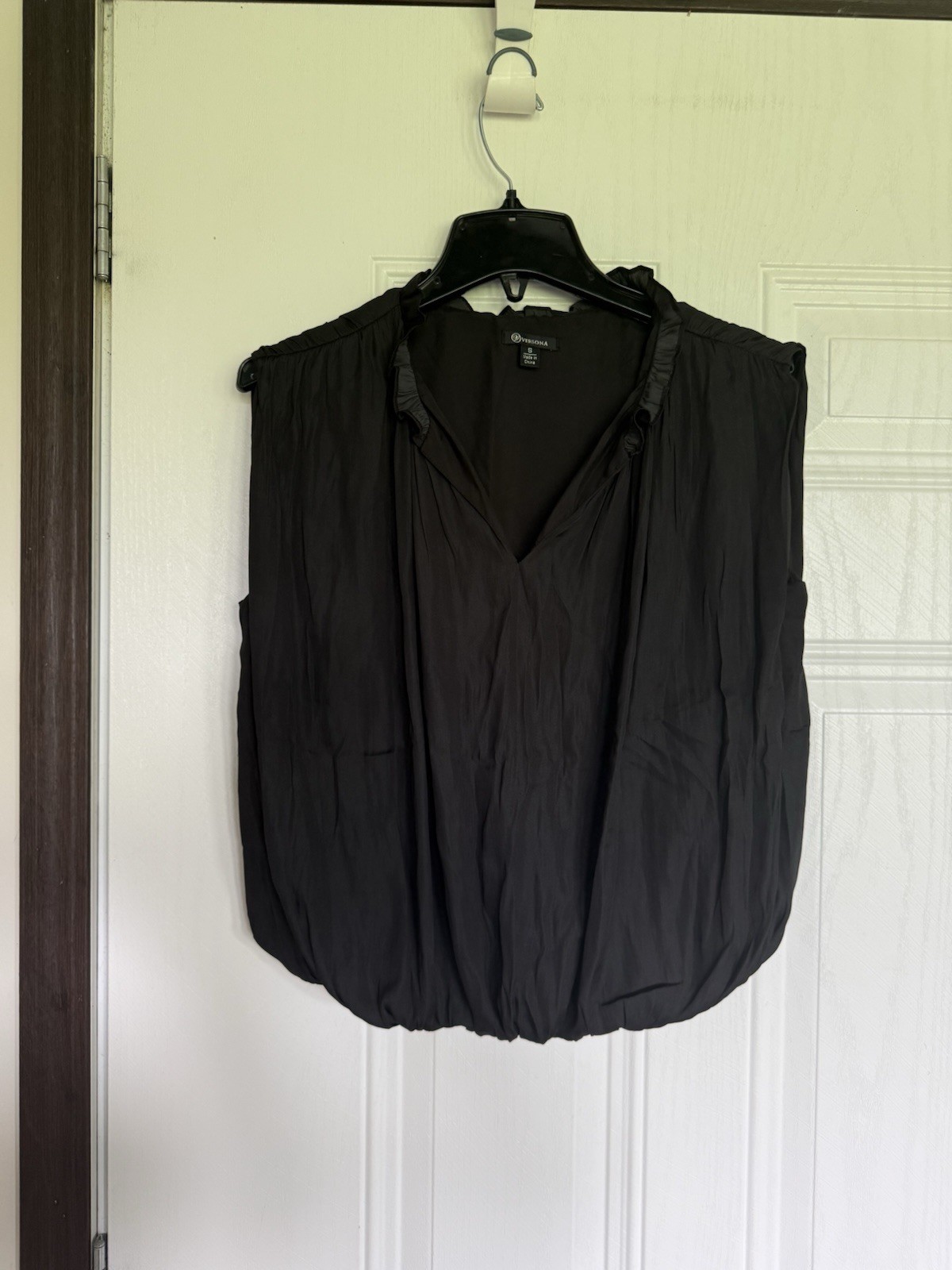 Versona Black sleeveless blouse with pleats and a bubble hem – S