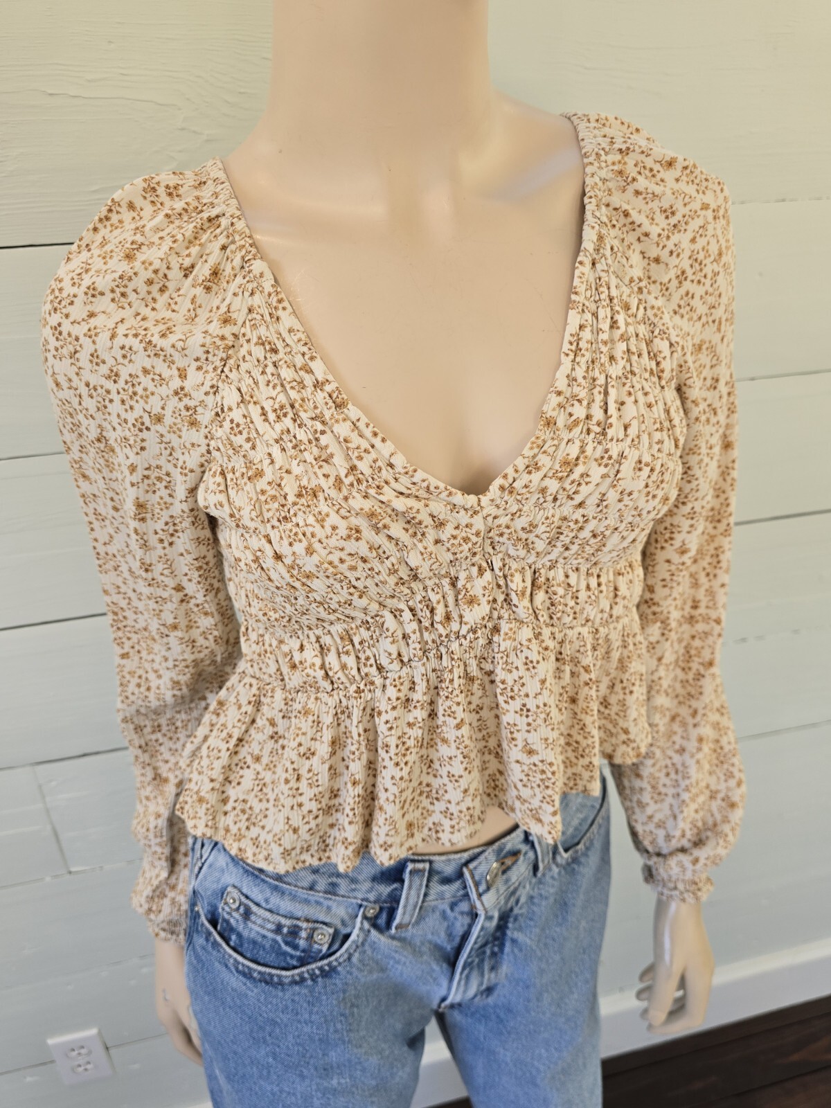 American Eagle Women’s XS Smocked V-Neck Peasant blouse Floral Boho Peplum Top