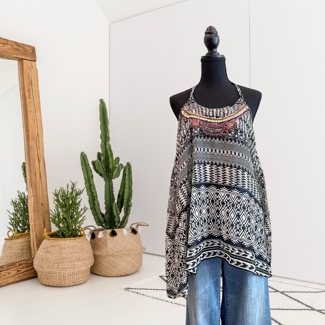 Earthbound Women’s M Geometric Beaded Neck Swing Tunic Top Black White