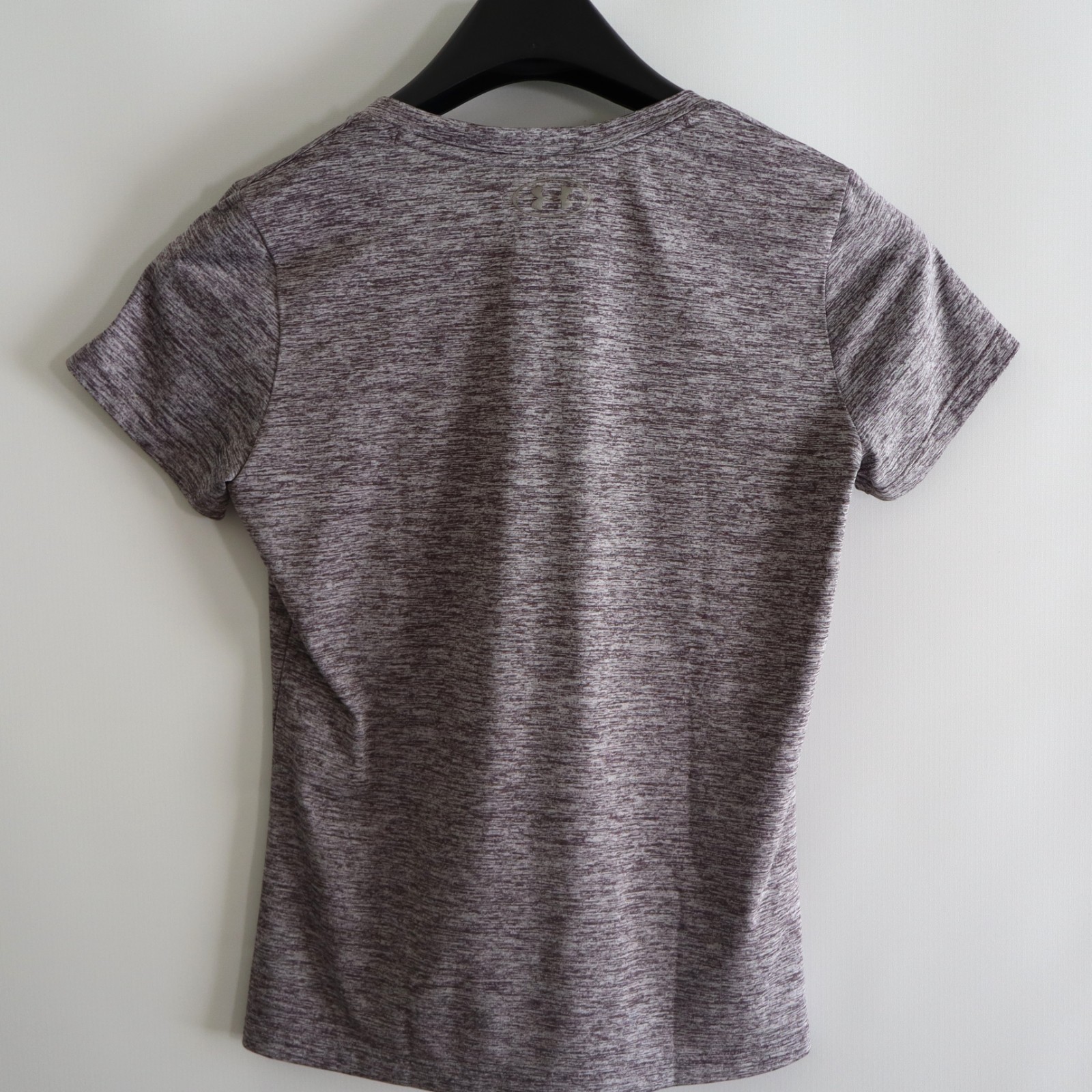 Womens Under armour Loose Fit Heatgear V-Neck T-shirt – Short Sleeve – Size M
