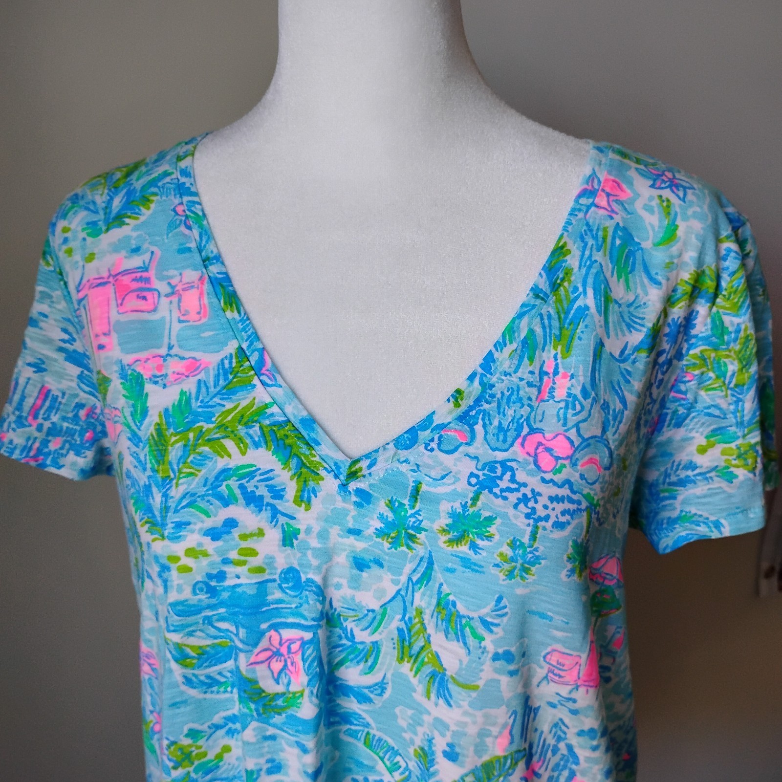 Lilly Pulitzer M VNeck Top Tropical Tee Medium NWOT West Palm Beach