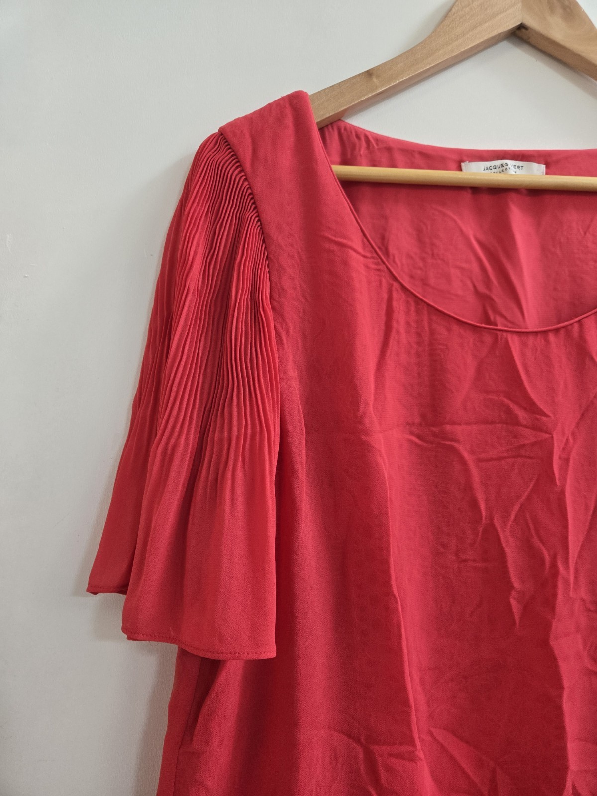 Jacques Vert Coral Red Plisse Sleeve Lace Back Ocassion Blouse – Size 14