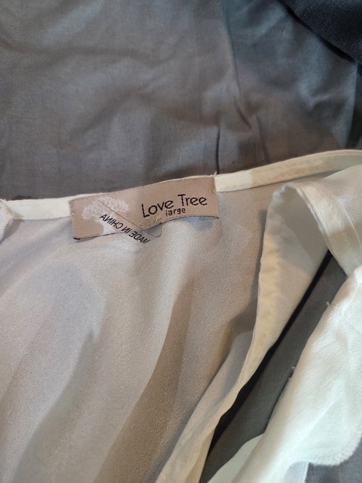 Love Tree Cream Solid Woven Ruffle V-Neck Sleeveless Zip Back Blouse L