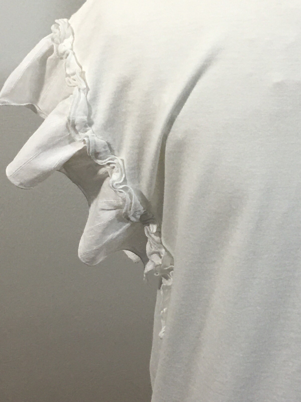 A.N.D. Ladies Top Sz M White Ruffle Cap Sleeve Hi Lo Hem Pullover