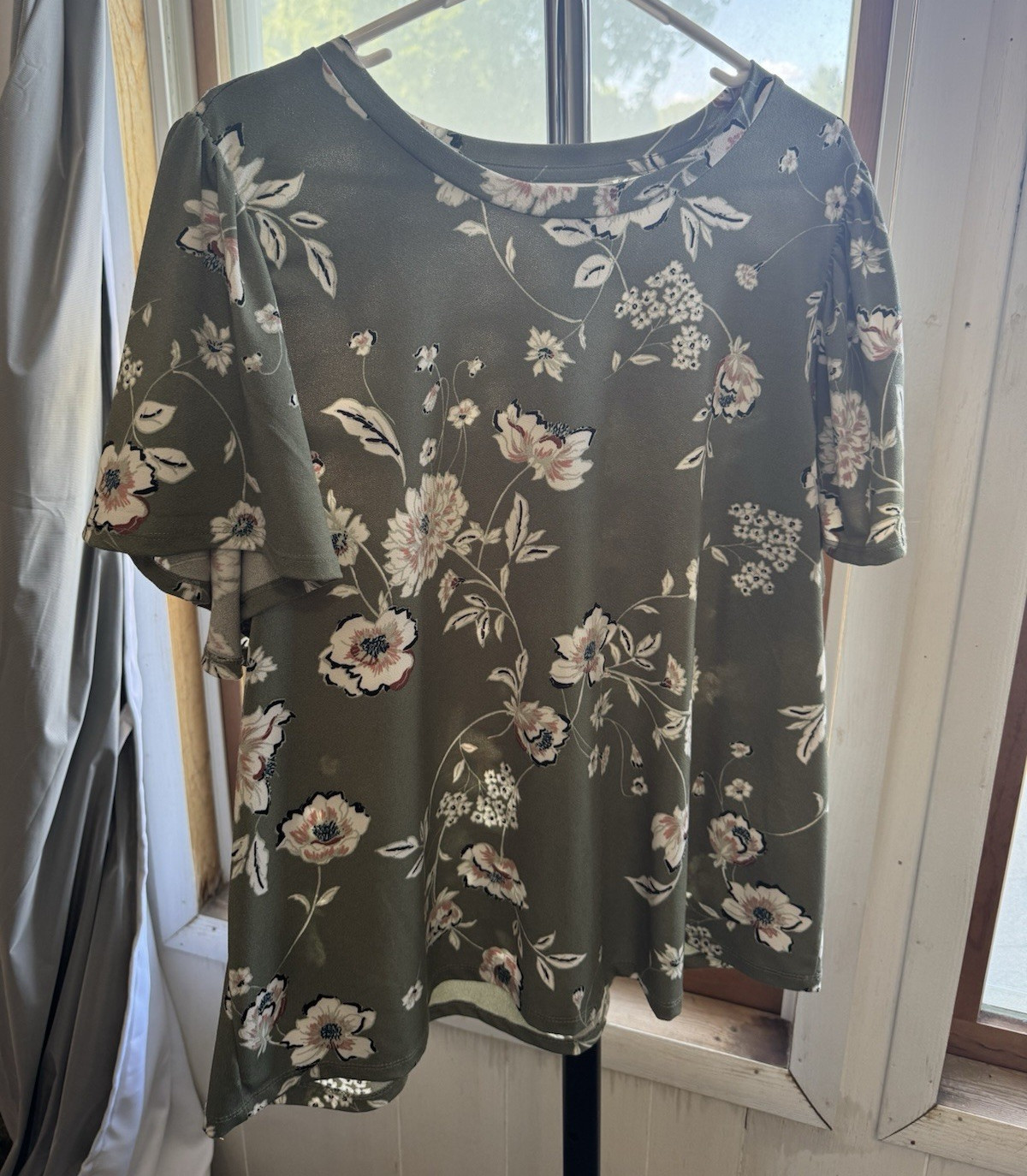 Maurices Women’s Plus 1X Green Pink White Floral Ruffle Short Sleeve Pullover