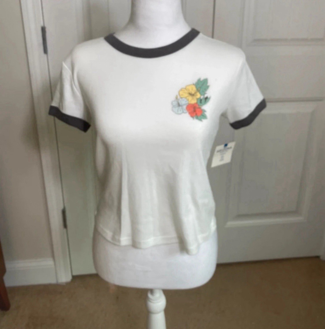 Juniors Hawaii themed graphic tee shirt Size Small New With Tags