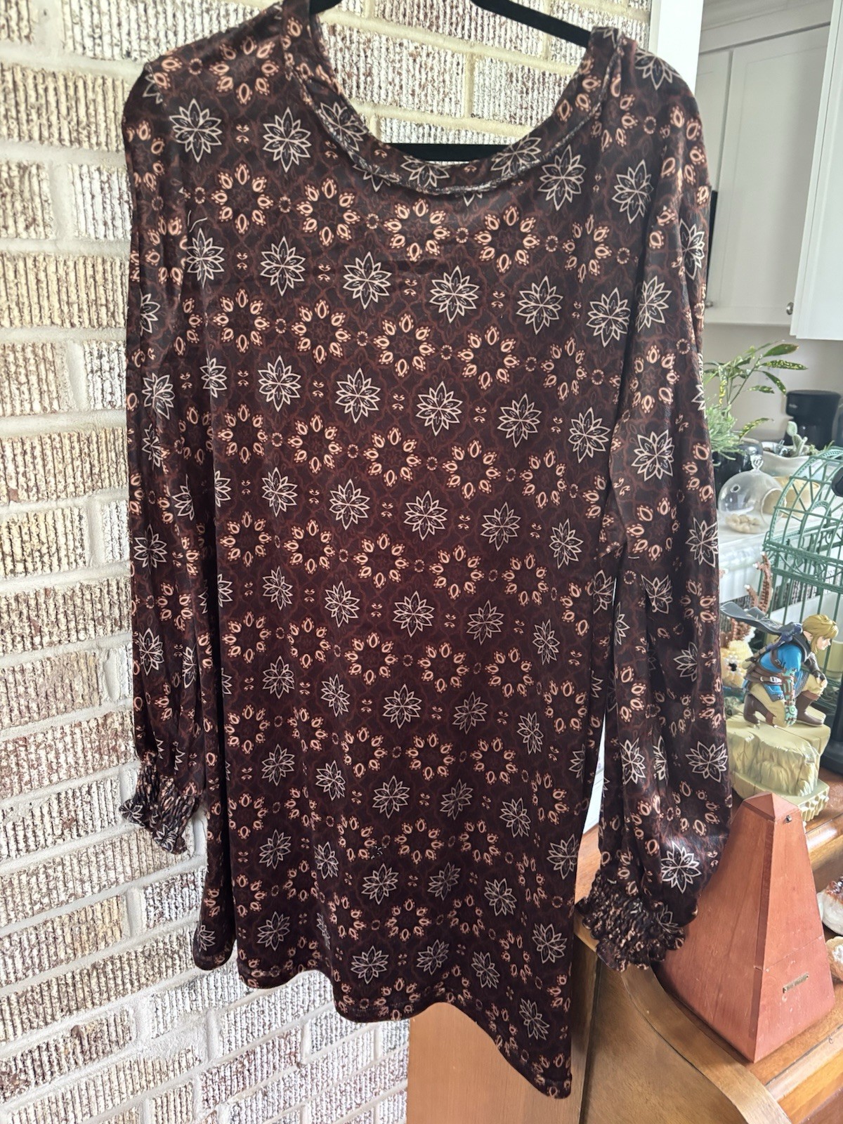 Roaman’s brown floral print blouse with white and beige floral motifs, size L