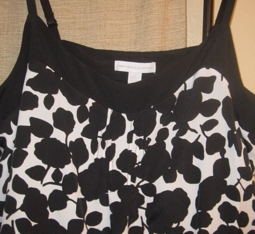 S Small light adjustable strap vintage summer New York & Company black white