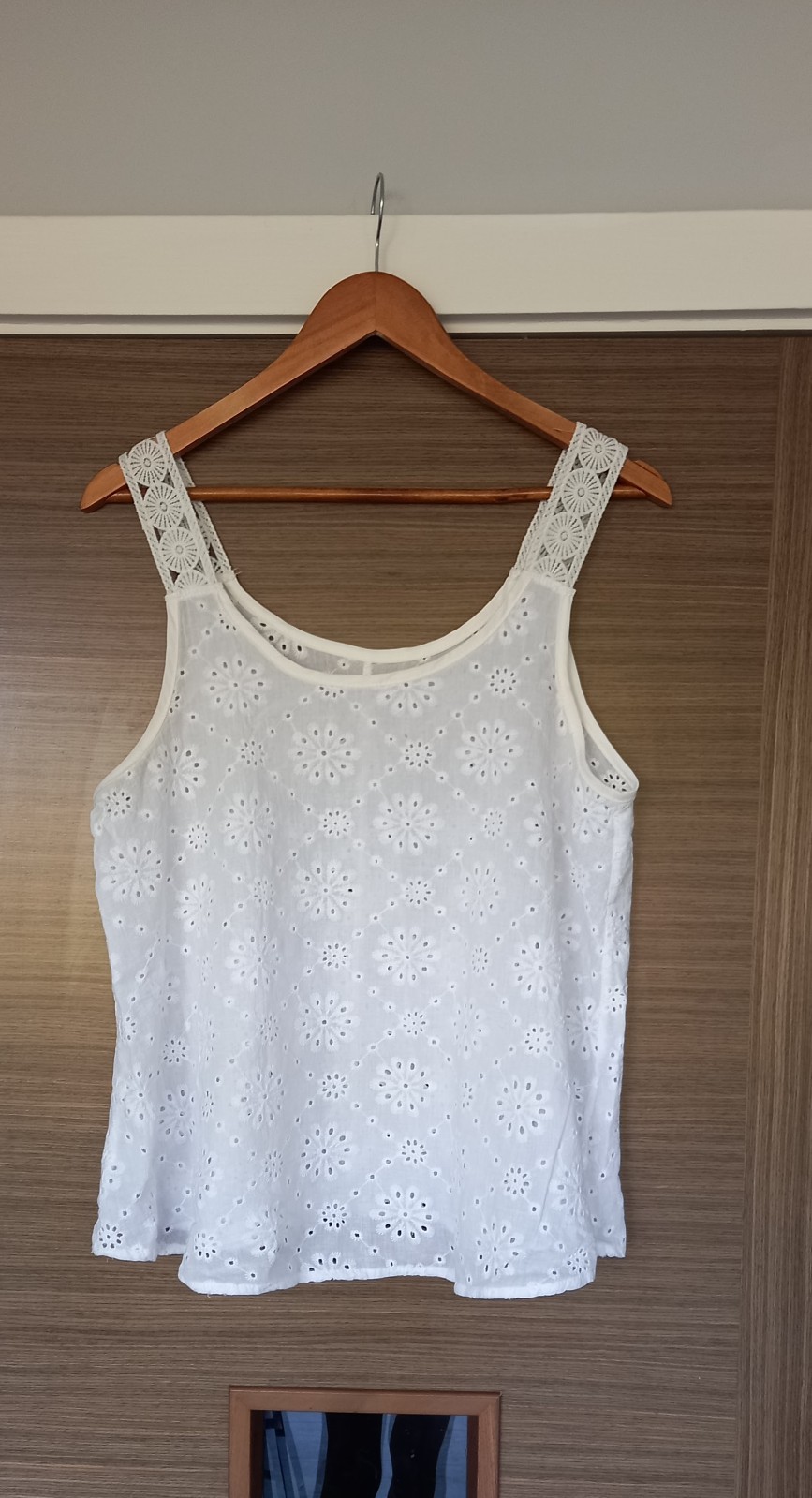 BN ‘Temu’ White broderie anglaise Swing Vest Top Size L