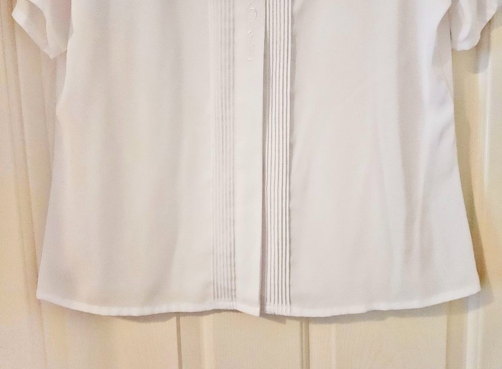 Laura Scott White Blouse~ Embroidery~ Cut Out Collar- Pleated~ Women’s Sz 12~EUC
