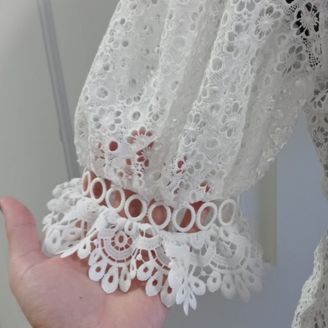 🆕️ 🤍MEDIUM Express🤍 – White Eyelet Puff Sleeve Top