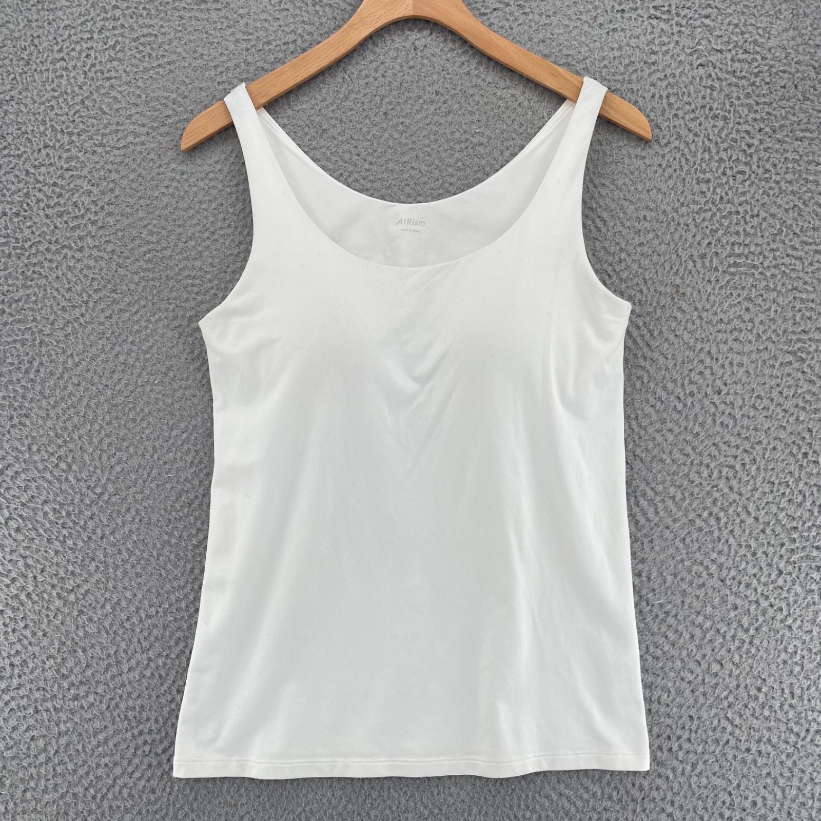 UNIQLO AIRism Top Womens Medium White Sleeveless Built In Bra Quick Dry Stretch