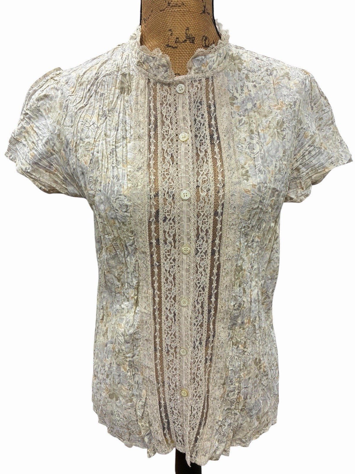 NWT Faded Glory Cream Floral Motif w Lace Placket Top sz-M