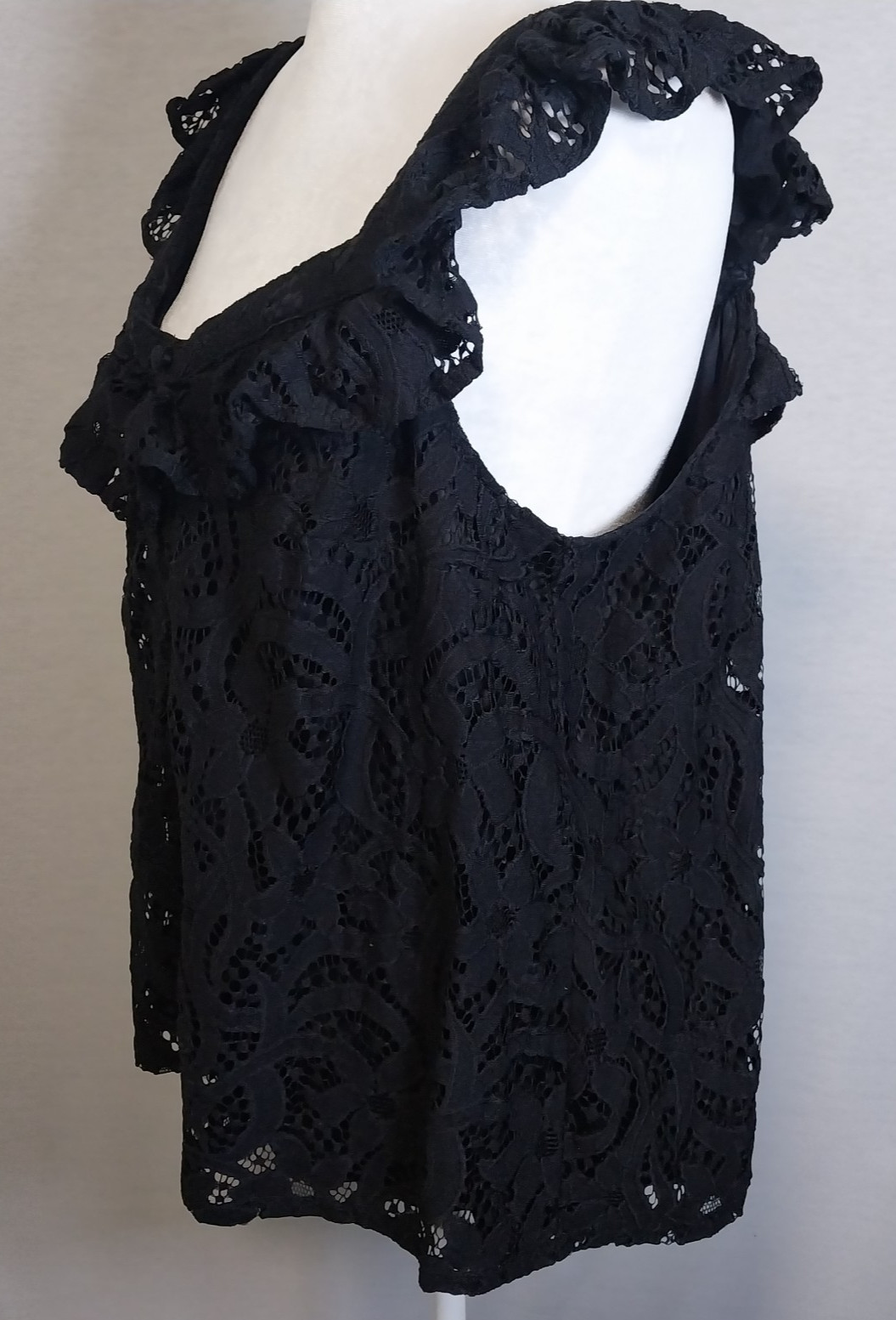 Torrid Size 00 Black Lace V-Neck Button Front Ruffle Short Sleeve Crop Top