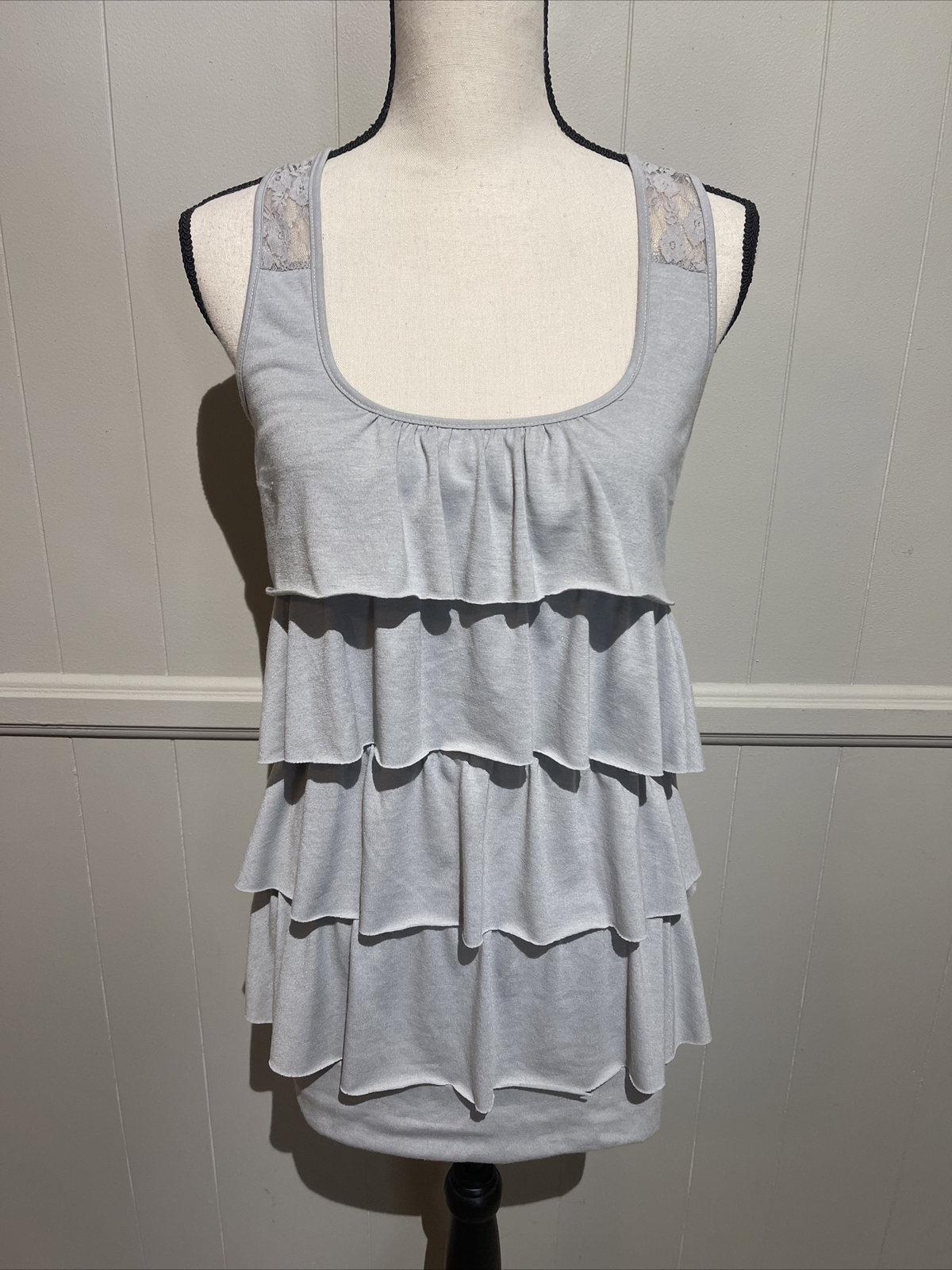 Finesse EUC Women’s Grey Ruffled Tank Top Sleeveless Size M 36×31” Scoop Neck D7