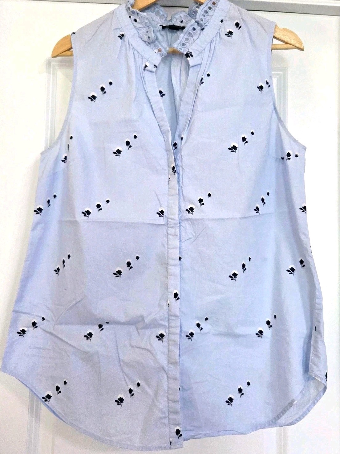 Ann Taylor Blue Floral Eyelet Ruffle Collar Sleeveless Button-Up Blouse M