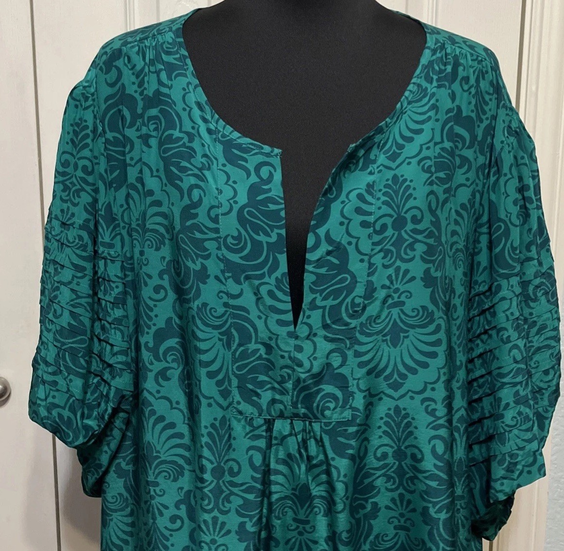 Torrid Ultramarine Green Bubble Sleeve Split Neck Damask Print Top Size 6X NWT