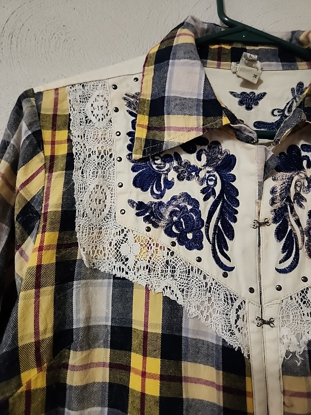 Gimmicks by BKE Boho Patchwork Lace Studded Western Flannel Size M Yellow READ