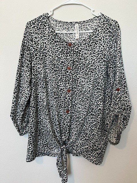 Tickled Teal 3/4 sleeves Polly Blend Animal Print Sz Med Bottom Front Tie